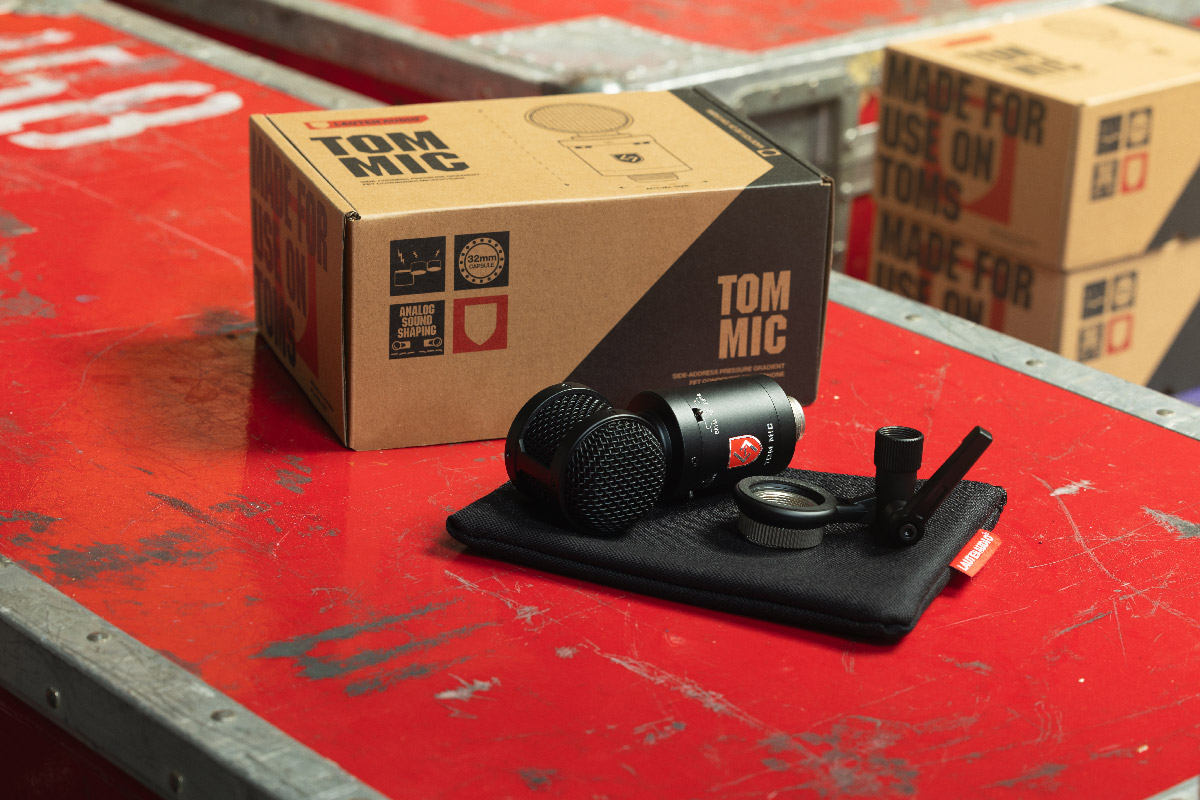 Lauten Audio Tom Mic box, microphone and accessories on top of a red flightcase